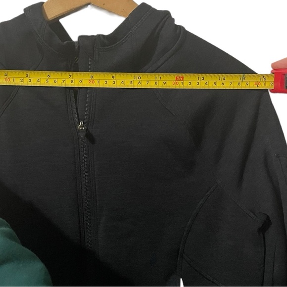 Bundle Reebok, Under Armour, Burton Women’s Sweaters. - Picture 7 of 16